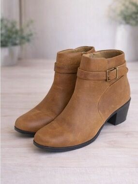 Clarks Unstructured Tan Leather Ankle Boots NWOT Buckle Low Heel